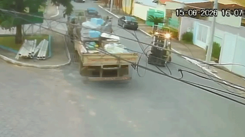 VÍDEO: Caminhão fica sem freios, bate em carro e atinge fachada de loja em MG 