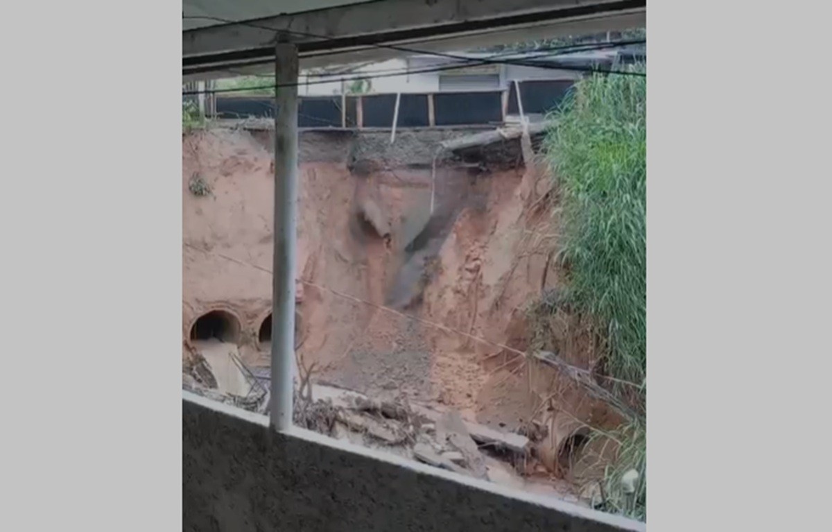 Encosta na RJ-148 descrita por moradores como ‘tragédia anunciada’ desaba com a chuva