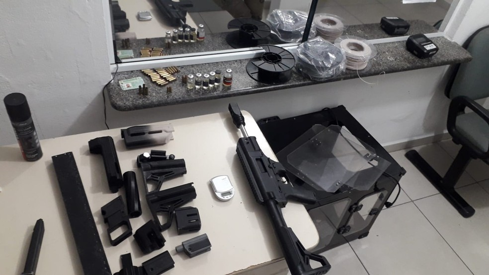 Armas em 3D: homem condenado a 8 anos de prisão por produzir fuzil em  impressora - BBC News Brasil