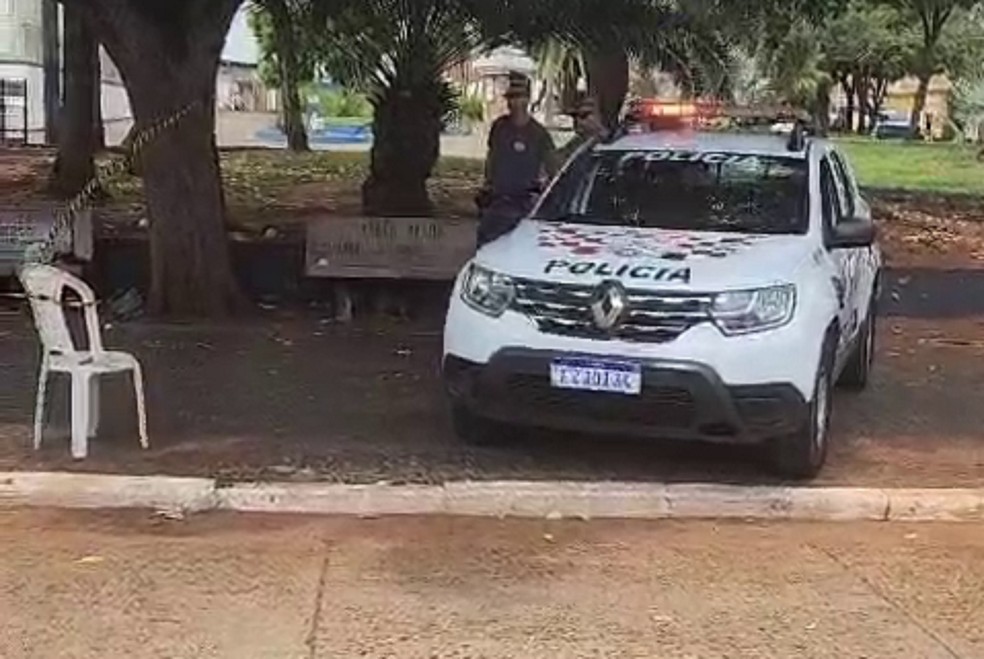 Morador de rua é morto a facadas na Praça da Matriz, em Presidente Epitácio (SP) — Foto: Marcelo Casarini