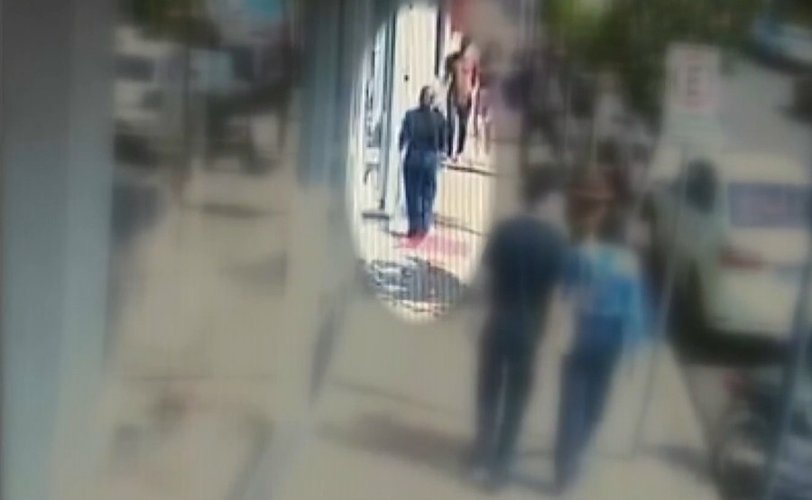 Vídeo: mulher leva soco no rosto de desconhecido enquanto estava na calçada no Paraná