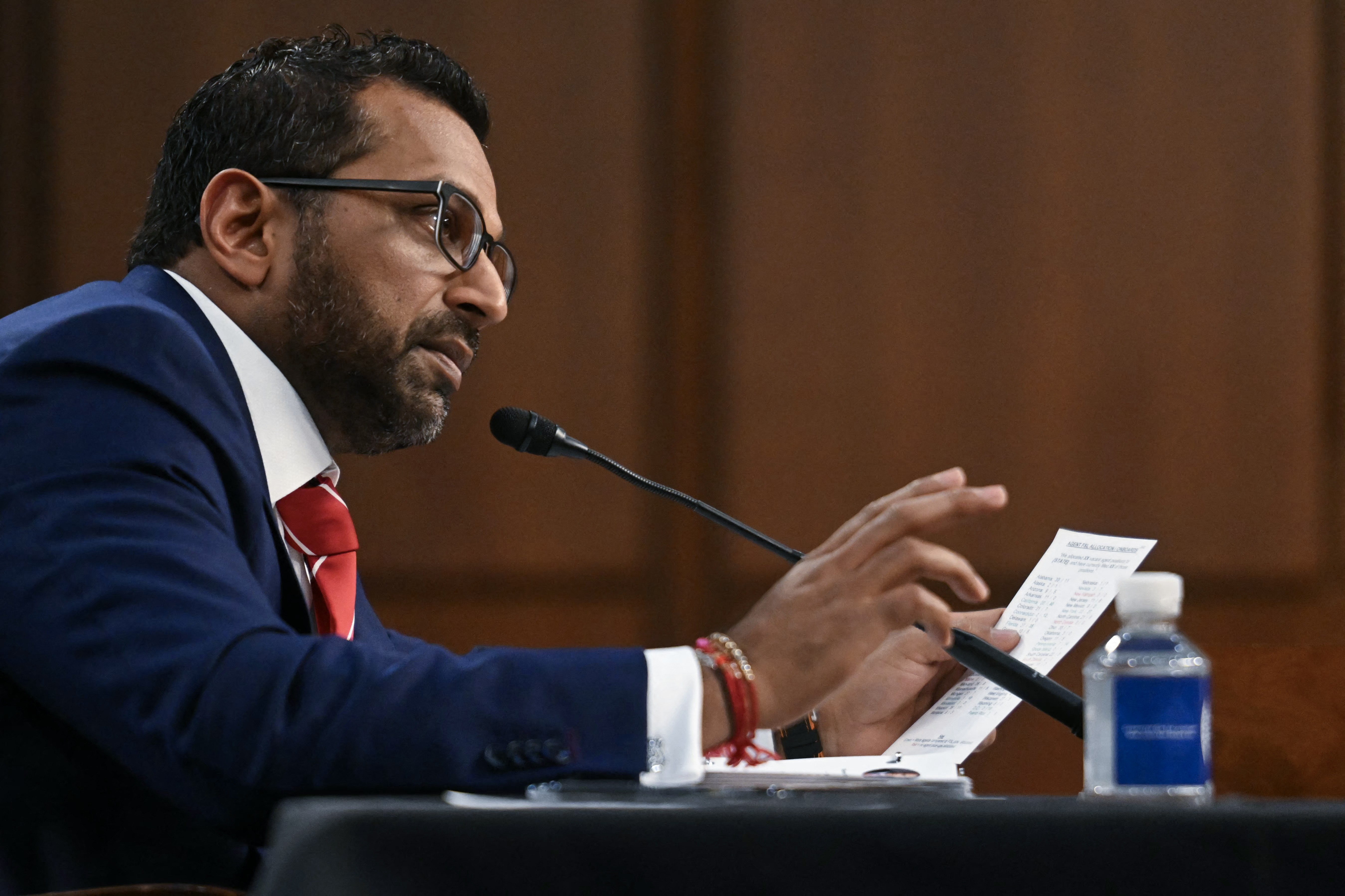 Diretor do FBI diz que 'não há informações confiáveis' de que Epstein traficava mulheres