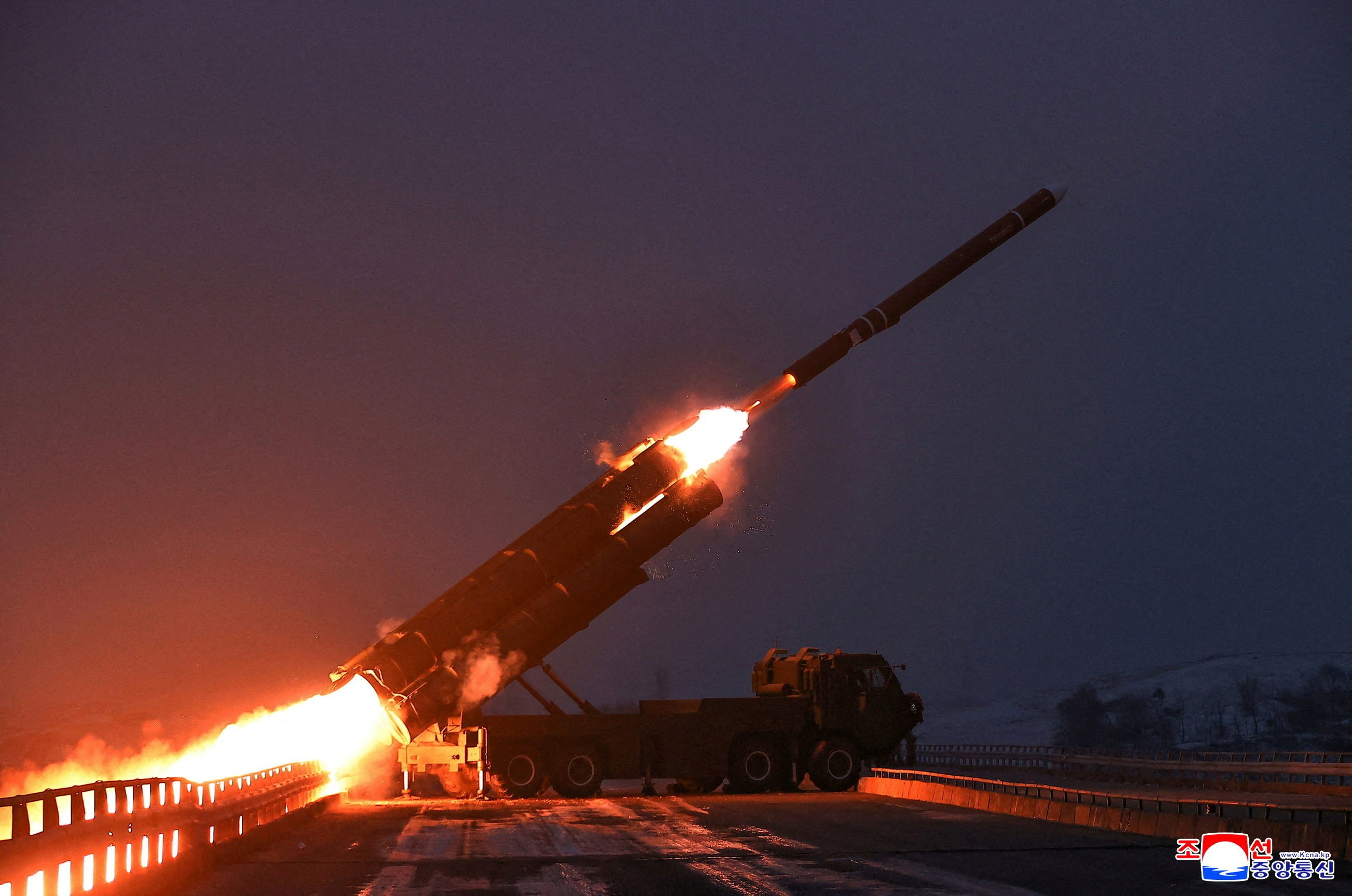 Coreia do Norte diz ter testado sistema que dispara vários foguetes em sequência e promete reforçar capacidade nuclear