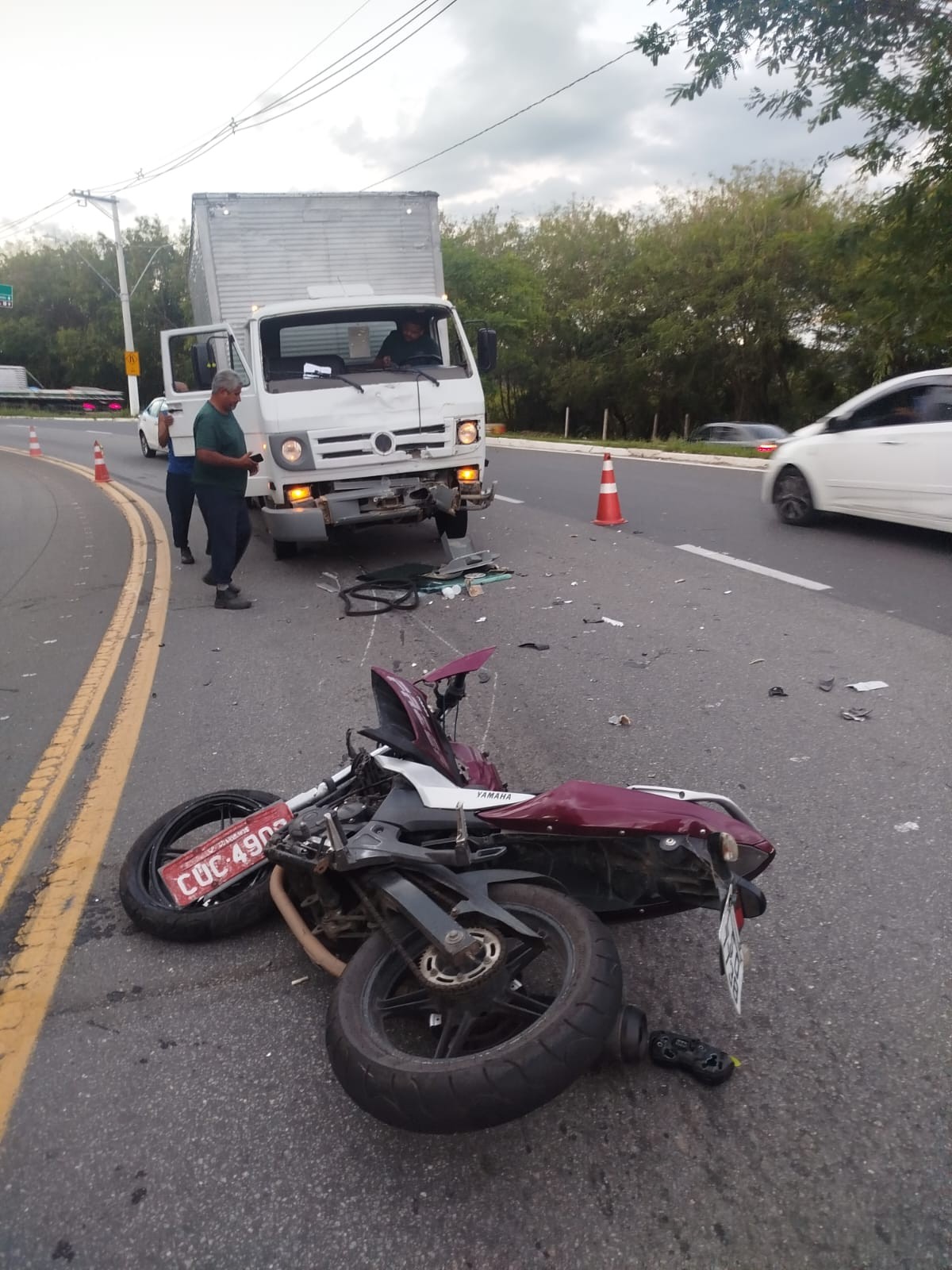 Acidente entre moto e caminhão mata homem e deixa outro ferido em Volta Redonda