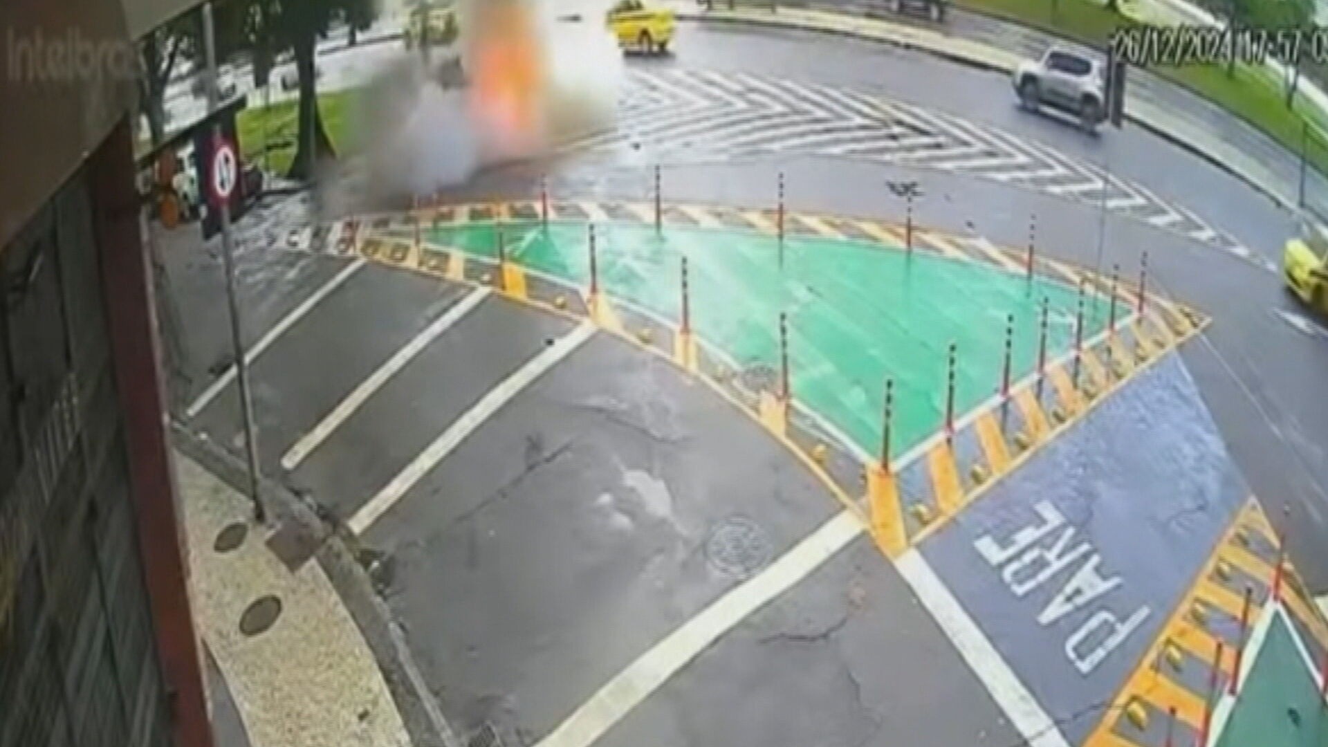 Bueiro explode na Praia de Botafogo; VÍDEO