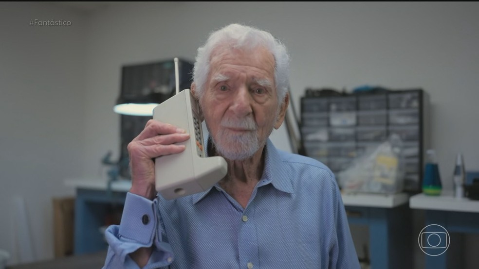 Em 1973, Marty Cooper, cientista da Motorola, fez a primeira chamada de um telefone de pulso — Foto: Reprodução/TV Globo
