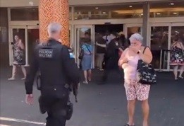 PM usa spray de pimenta para dispersar multidão na porta de shopping em Madureira; VÍDEO