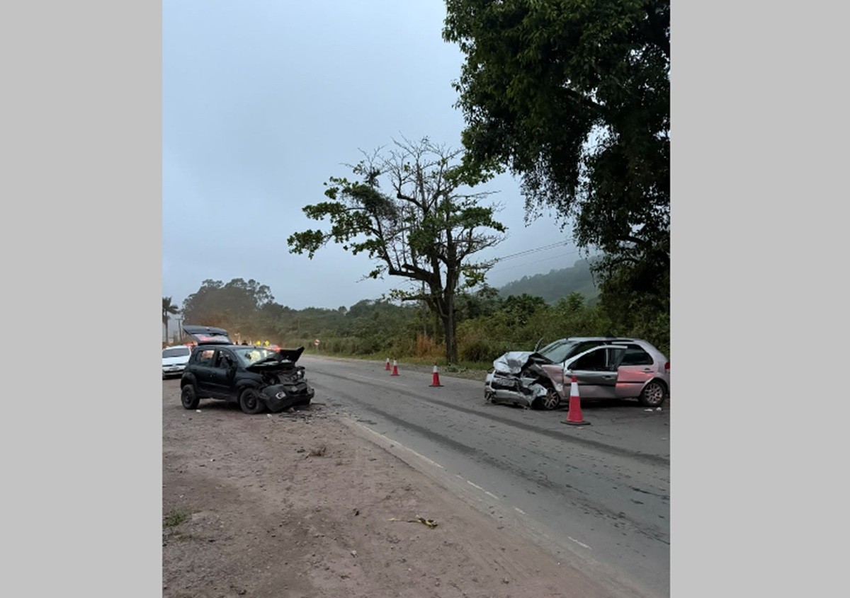 Polícia investiga se acidente que matou mulher e deixou feridos na RJ-106 ocorreu durante ultrapassagem 