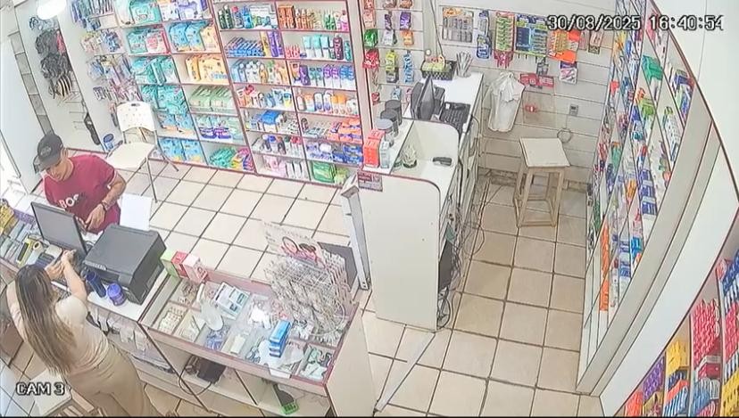 Câmera de segurança registra homem armado assaltando farmácia no bairro Nova República, em Santarém