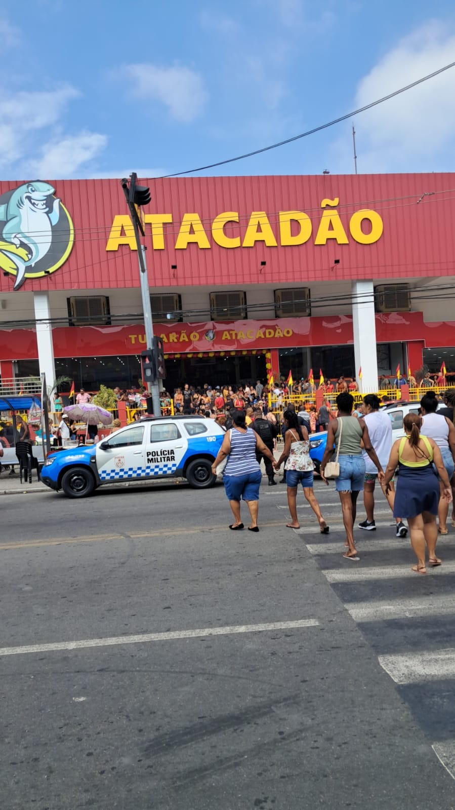 Reabertura do Tubarão Atacadão em Caxias deixa duas pessoas feridas durante tumulto e correria