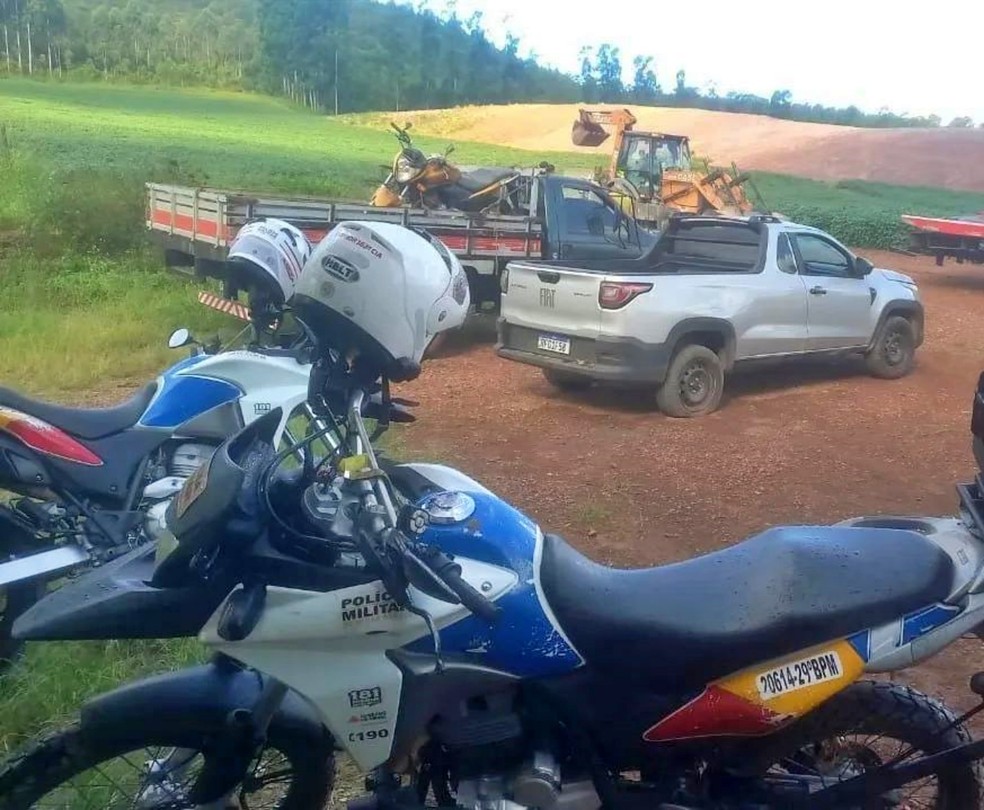 Operação recupera em plantação de eucaliptos, em Andradas, quatro veículos roubados e furtados em MG e SP — Foto: Polícia Militar