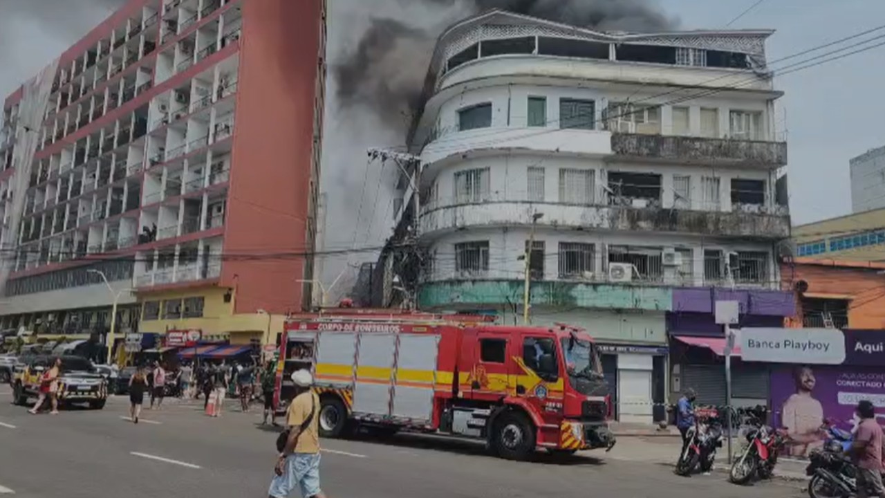 Incêndio atinge prédio no Centro de Manaus