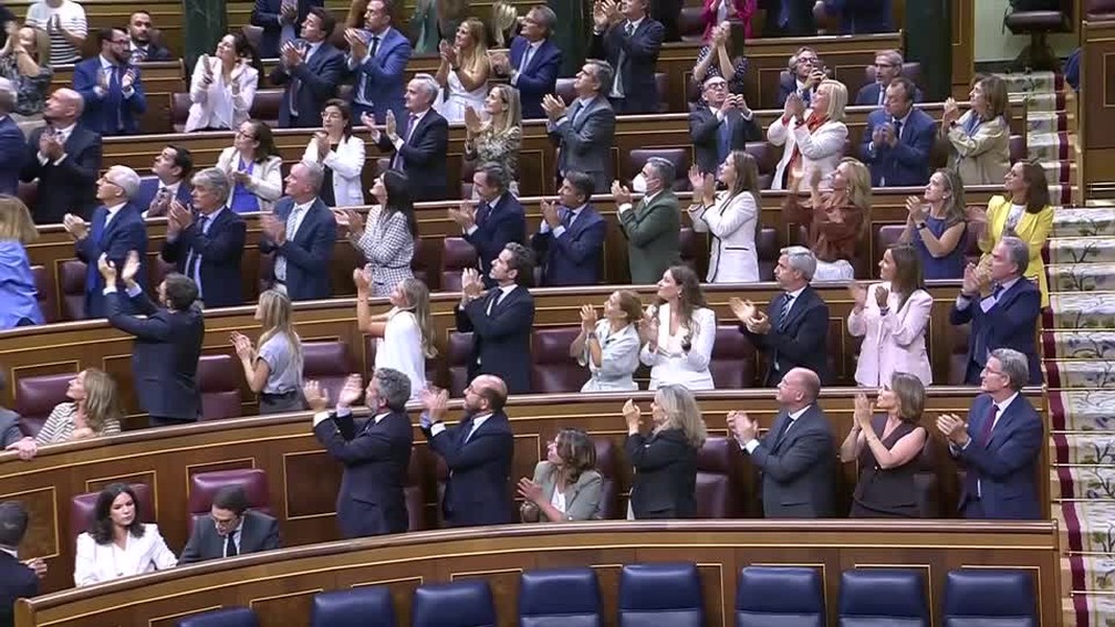 Parlamentares espanhóis aplaudem resultado após confirmação da aprovação da proposta que reconhece Edmundo González como presidente eleito na Venezuela — Foto: TV DO PARLAMENTO ESPANHOL / REUTERS