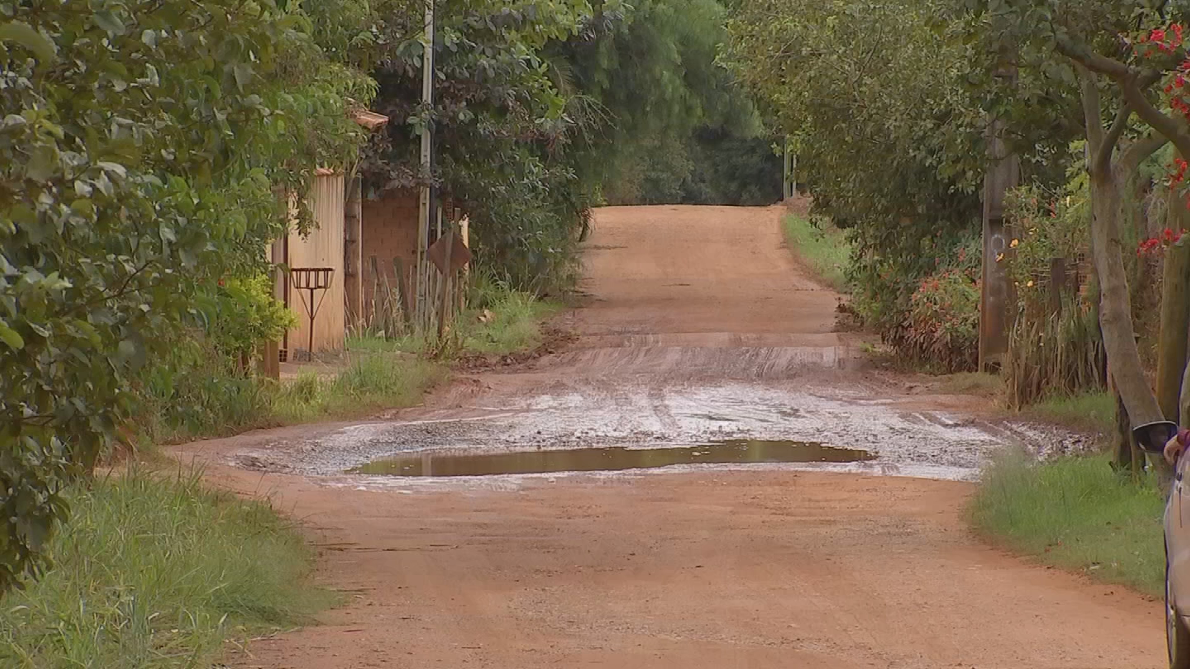 Uma década após transferência para Itapetininga, moradores de bairro ainda sofrem com falta de iluminação, CEP e asfalto