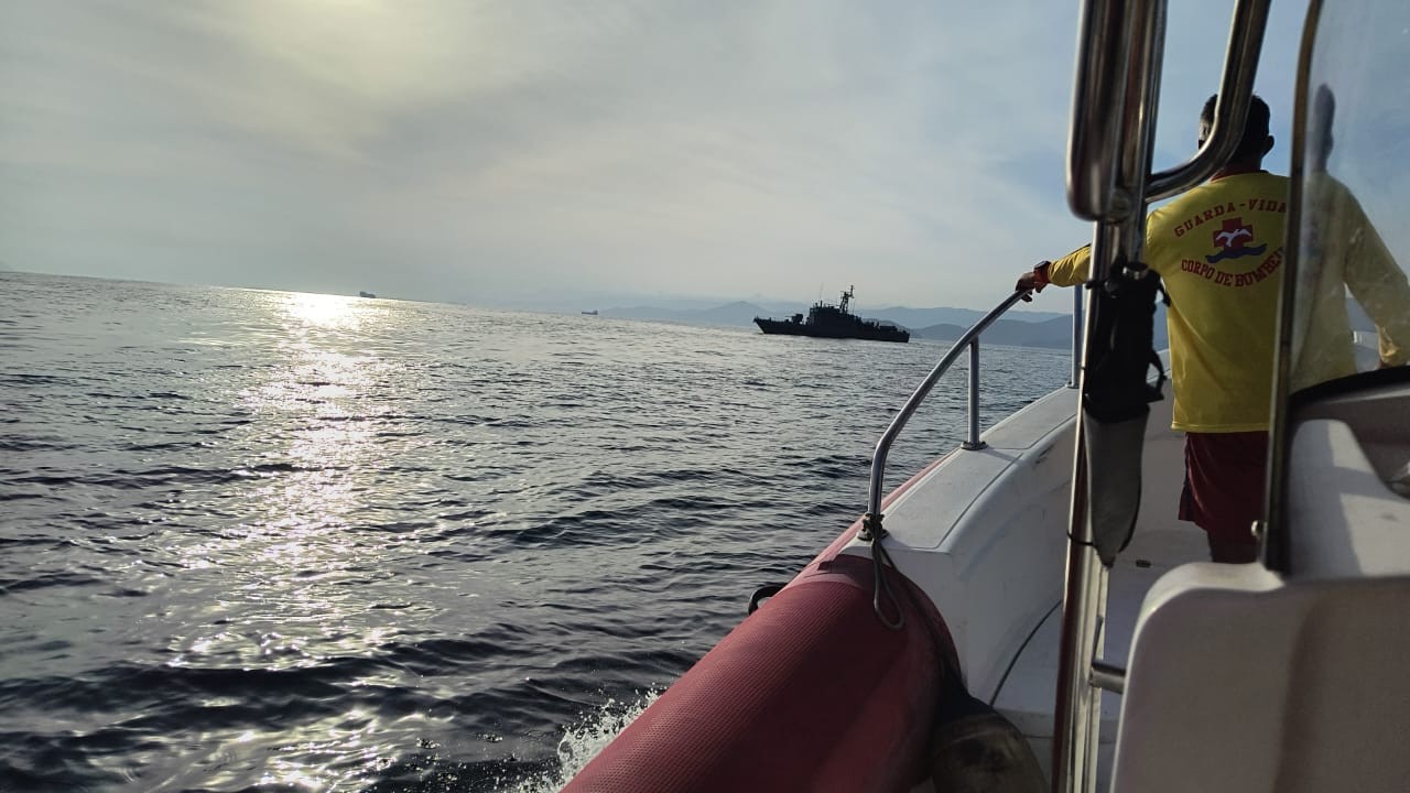 Marinha e bombeiros entram no 6° dia de buscas por pescadores que desapareceram no mar em Ilhabela, SP
