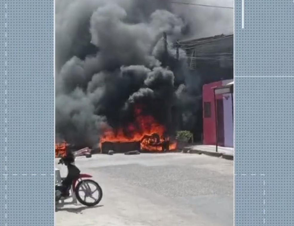 Fogo colocado em pneus no bairro Felipe Camar&atilde;o &mdash; Foto: Reprodu&ccedil;&atilde;o