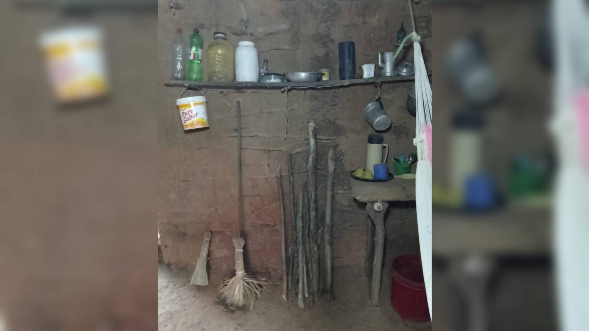 Interior da 'casinha' construída entre duas rochas no CE: agricultor também fez um fogão à lenha para preparar algumas refeições — Foto: Reprodução