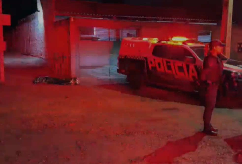 Jovem é morto com 7 tiros após ser atacado por dupla de moto em MS — Foto: Sidnei Bronka