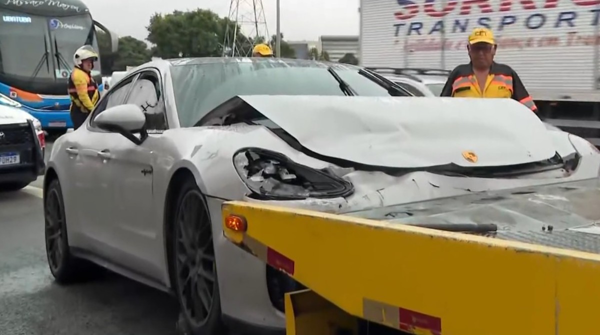 Polícia apura acidente com Porsche abandonado pelo motorista após batida