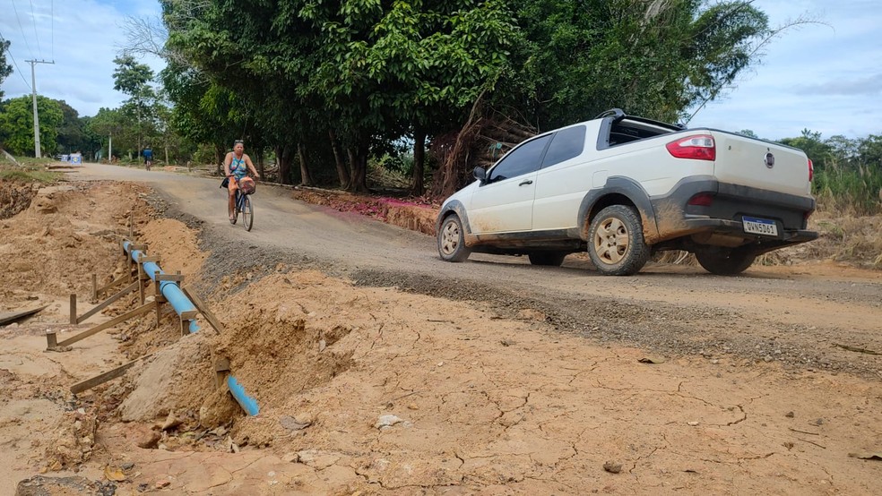 Rua que dá acesso ao bairro Leonardo Barbosa, em Brasiléia, e que quase 'virou' boliviano, tem acesso improvisado — Foto: Asscom/Prefeitura de Brasiléia
