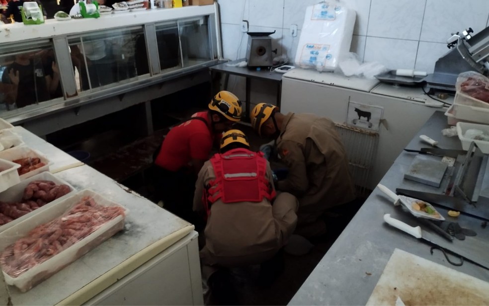 Açougueiro morre ao levar choque enquanto limpava balcão em supermercado de Caldas Novas, dizem bombeiros