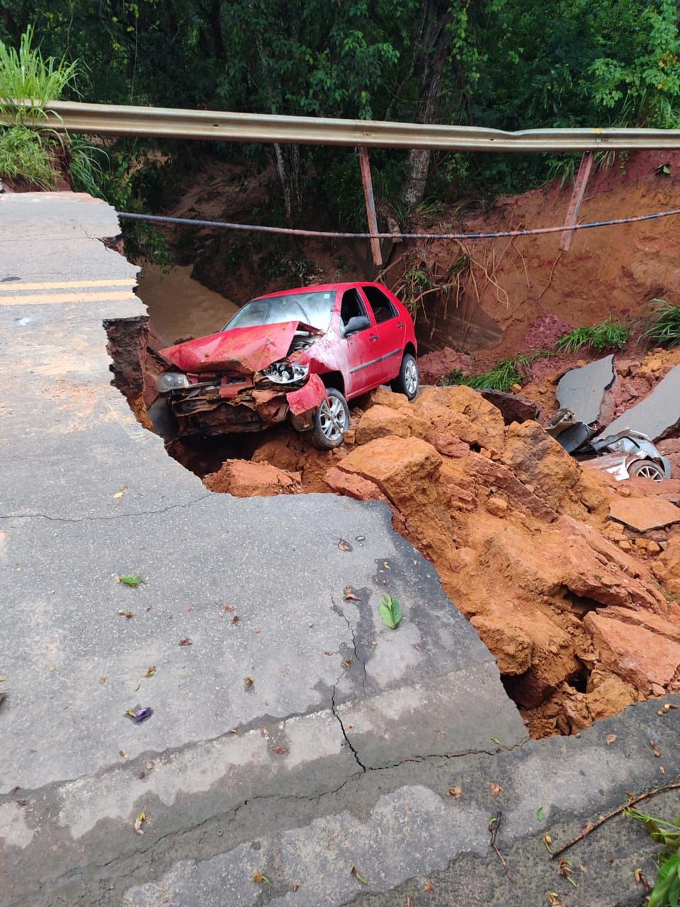 Pista cede, 'engole' dois carros e três mulheres morrem soterradas na BR-474 — Foto: Redes Sociais