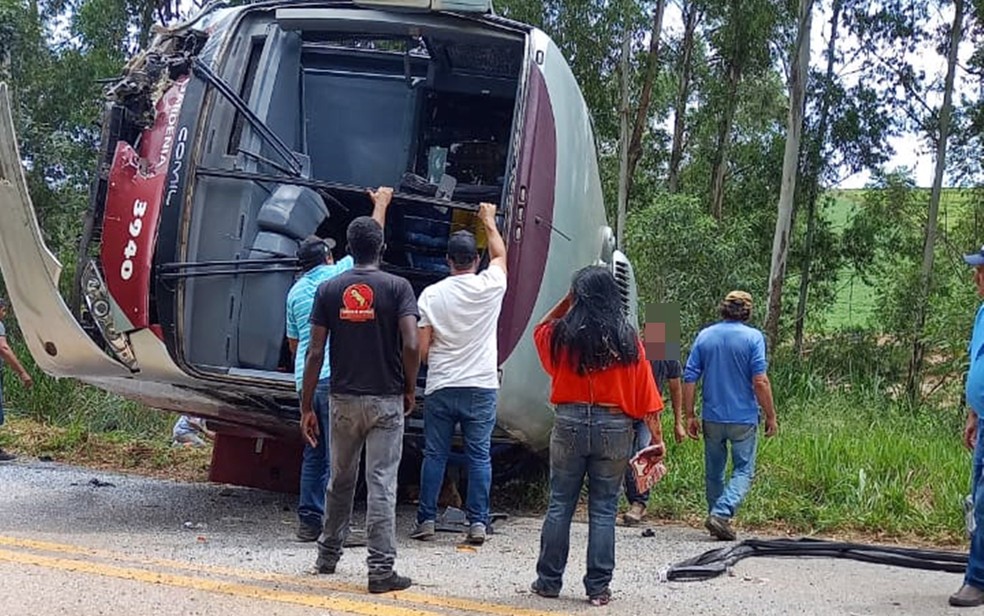 Batida entre caminhonete e ônibus com 27 passageiros mata uma pessoa e deixa oito graves em MG — Foto: Reprodução / Redes Sociais