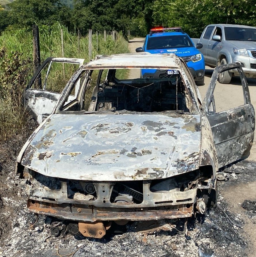 Polícia investiga se ossadas humanas encontradas em carro incendiado são de homens desaparecidos