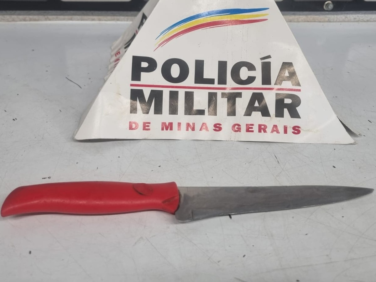 Crime natalino: ladrão rouba piscas-piscas e ameaça funcionários de loja com faca em Divinópolis