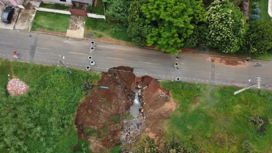 VÍDEO: Cratera desmorona parte de rua de Ponta Grossa - Foto: (Reprodução/RPC)