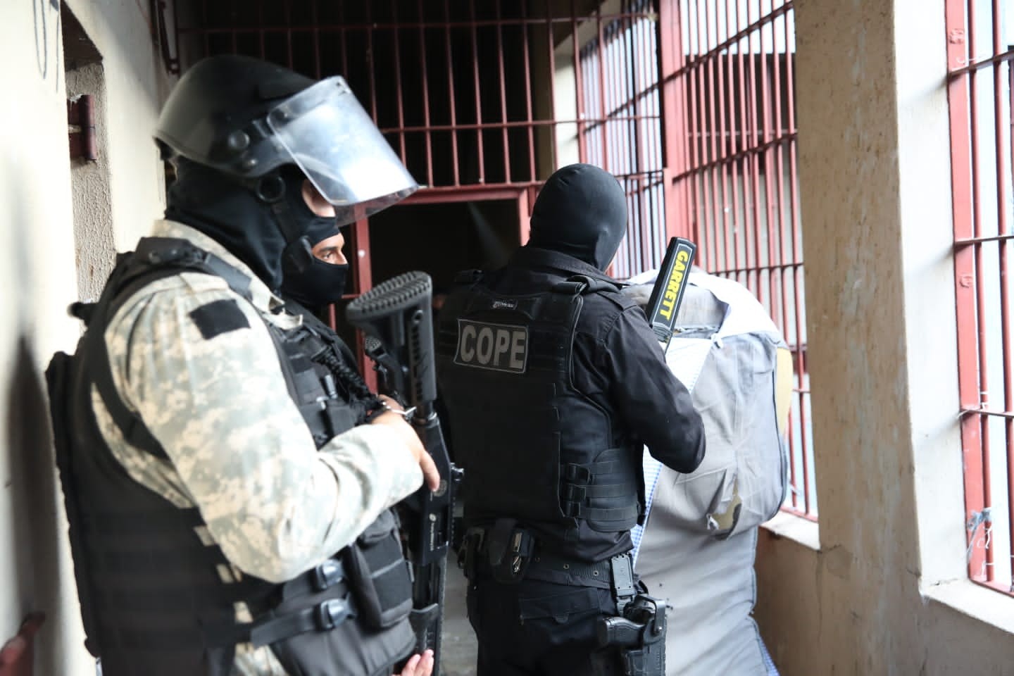 Policial penal e comparsa são condenados por corrupção e entrada de celulares em presídio de MG