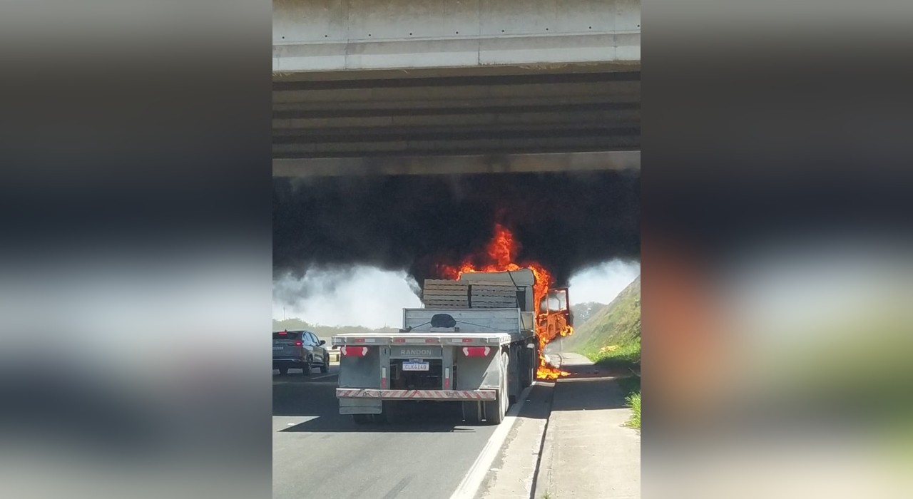 Caminhão pega fogo e interdita trecho da Raposo Tavares em Sorocaba 