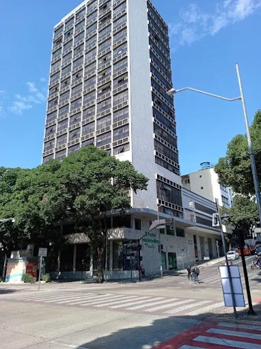 Mãe e filha morrem ao caírem de 10º andar de hotel em BH