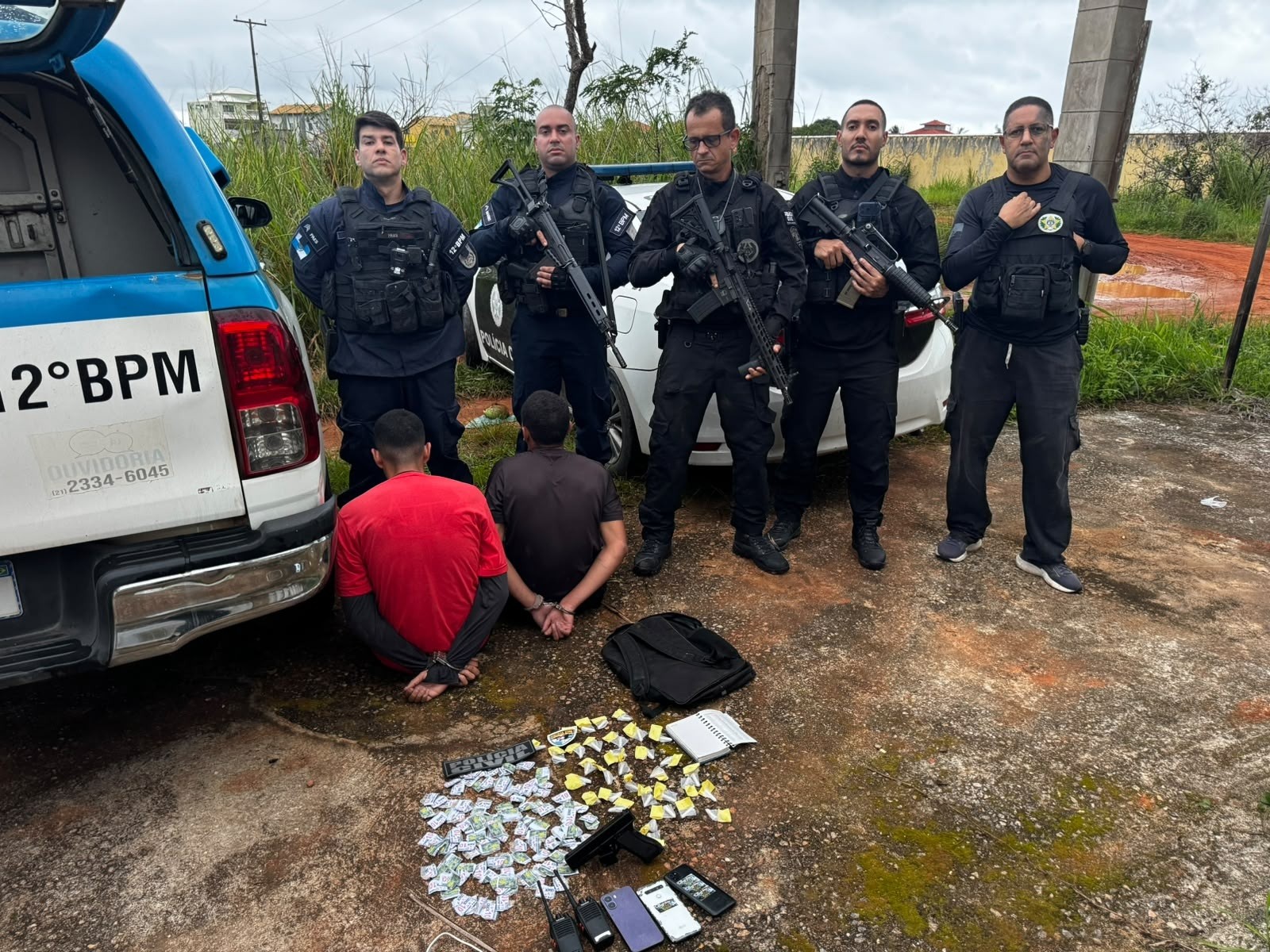 Homem é preso e adolescente é apreendido em ação contra o tráfico em Maricá