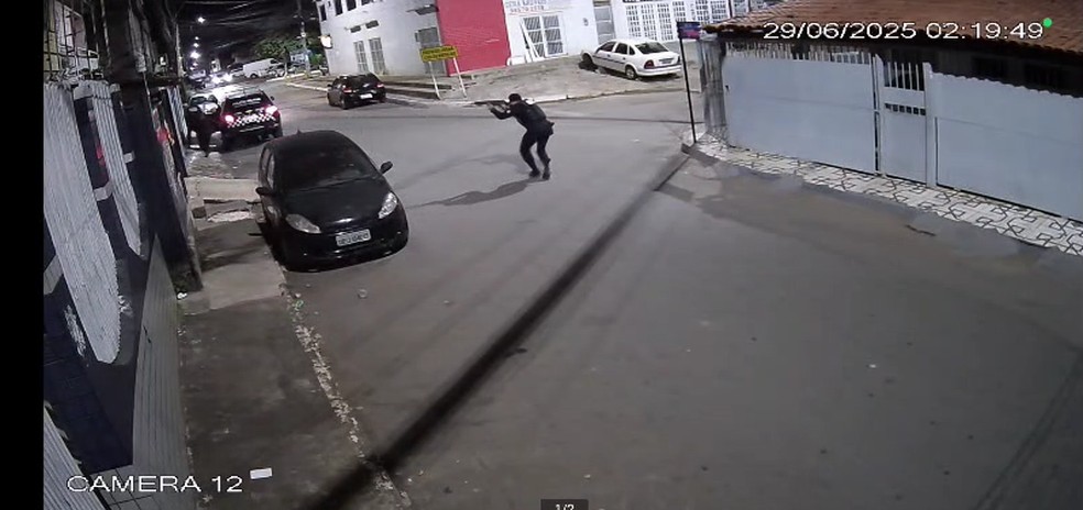 Nas imagens, é possível observar o momento em que os policiais tomam posição para se proteger e revidam os tiros. — Foto: PMDF