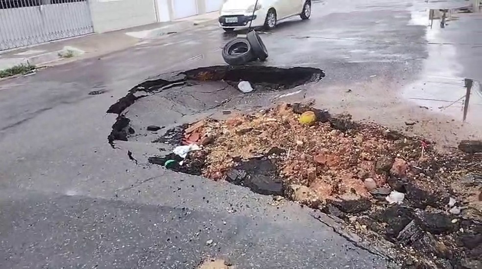 Cratera no Bairro Siqueira Campos.  Foto: Reproduo redes sociais
