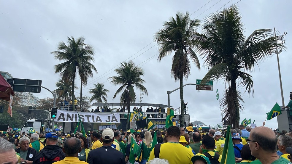 Manifestação reúne grupos de direita em Copacabana — Foto: Leslie Leitão/TV Globo