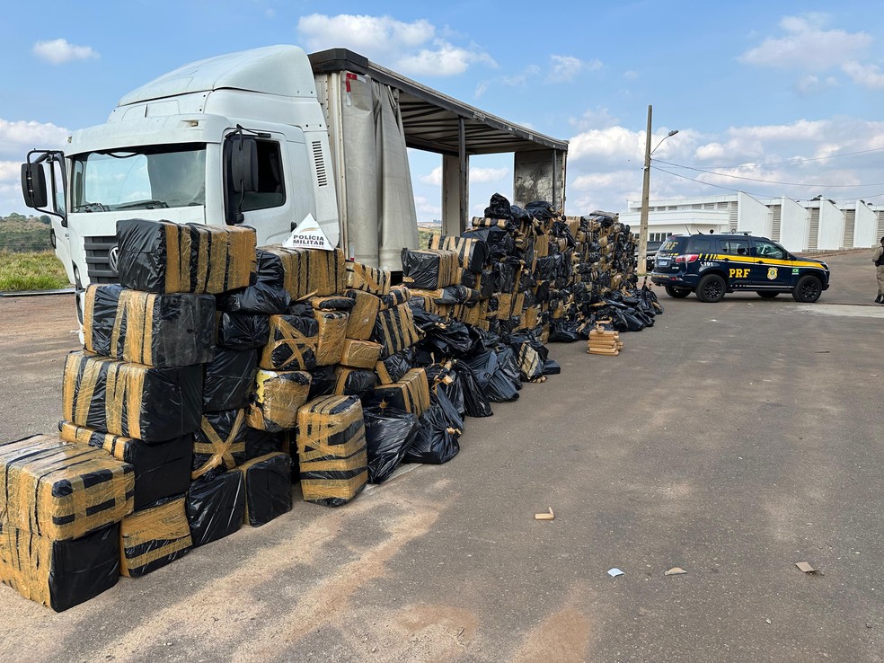 Polícia Militar apreende cerca de 11 toneladas de maconha em meio a carga de placas solares em Varginha — Foto: Polícia Rodoviária Federal