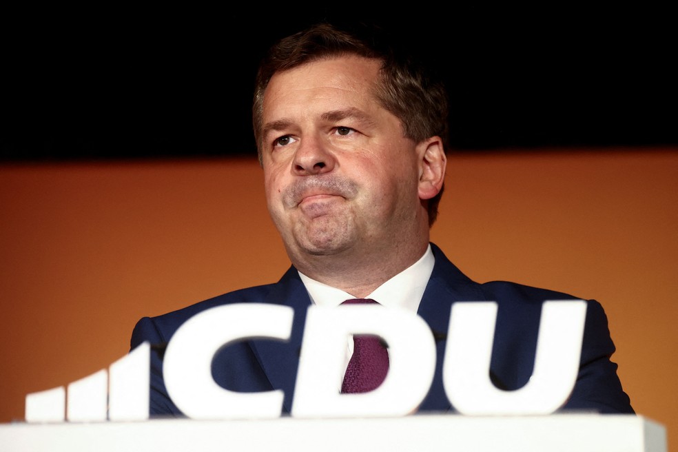 Sven Schulze, atual chefe do governo da Saxônia-Anhalt e candidato da CDU, reage após a divulgação das primeiras projeções da eleição estadual em Magdeburgo, na Alemanha, neste domingo (6). — Foto: REUTERS/Liesa Johannssen