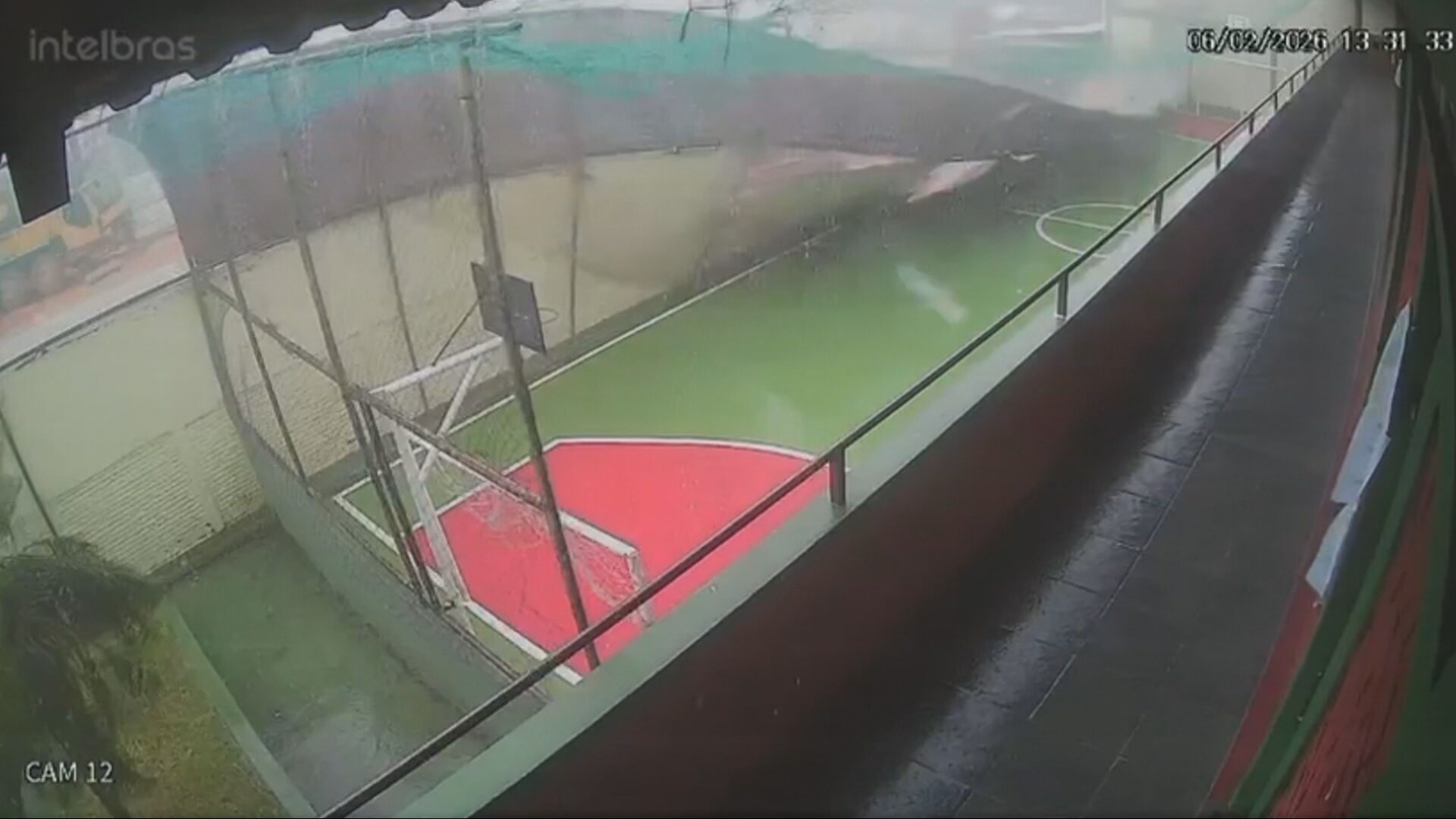 Muro de escola estadual desaba durante chuva forte em BH; VÍDEO