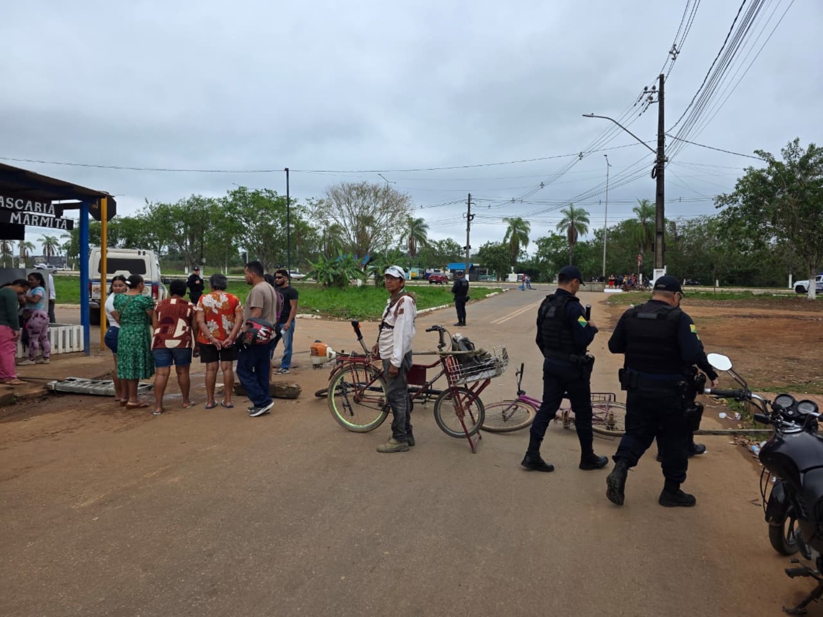 Moradores fecham avenida e cobram melhorias de infraestrutura em ramal de Rio Branco