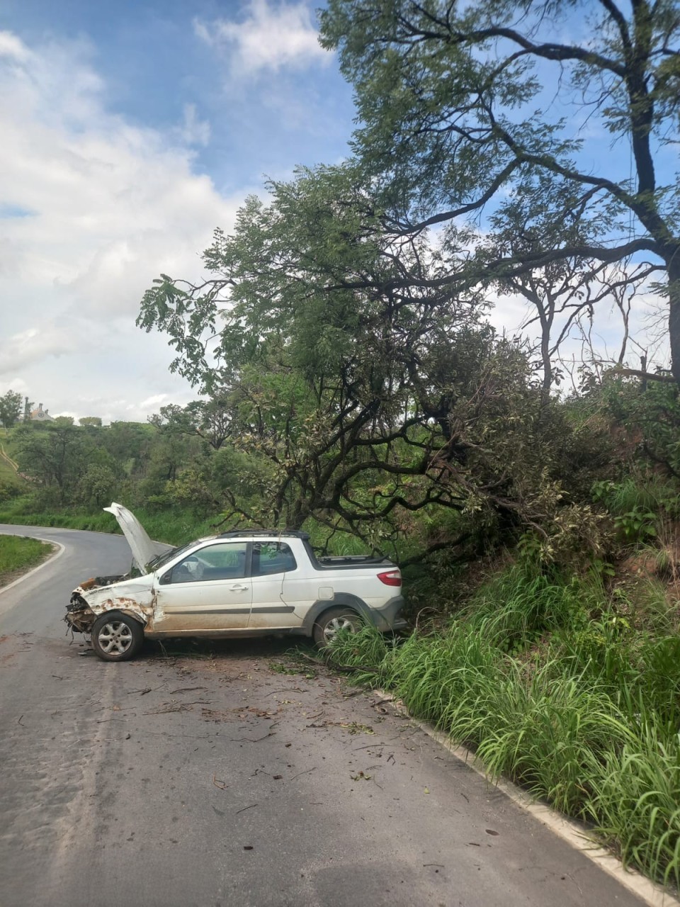 Mulher fica ferida após veículo cair em ribanceira em MG