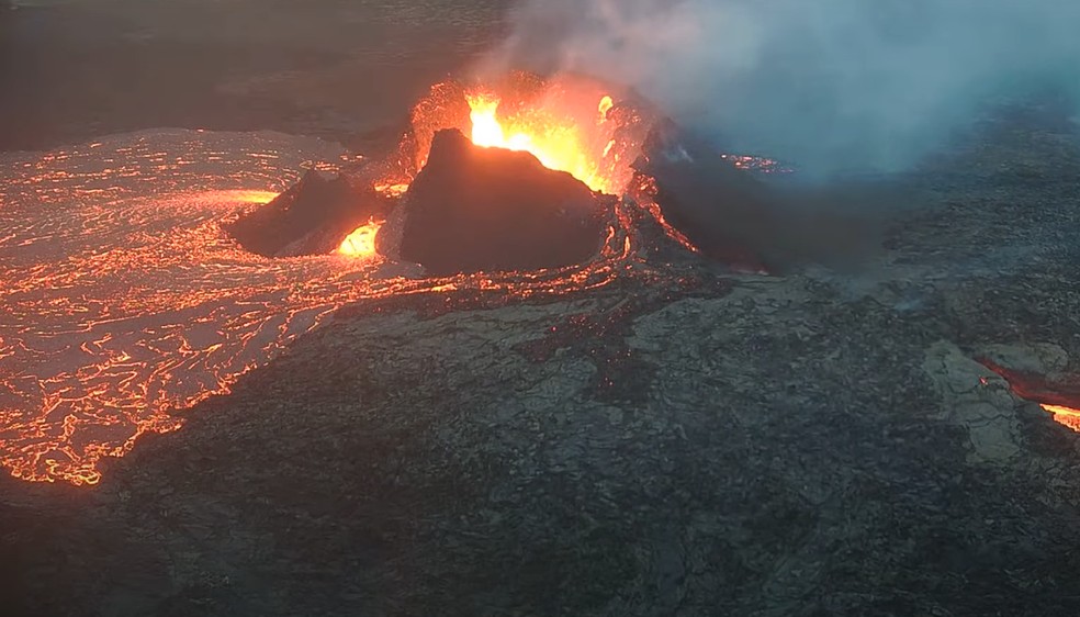 Câmera aérea captura rompimento de cratera e surgimento de novo vulcão na Islândia em 19 de julho de 2023 — Foto: Reprodução/RUV Iceland