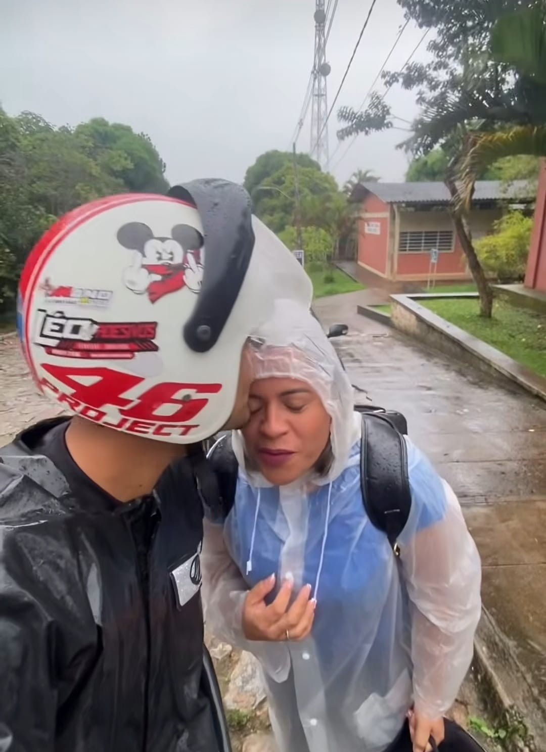 Mãe volta a estudar após 20 anos e filho acompanha primeiro dia de aula na universidade: 'Fiz igual ela fazia comigo no tempo da escola'