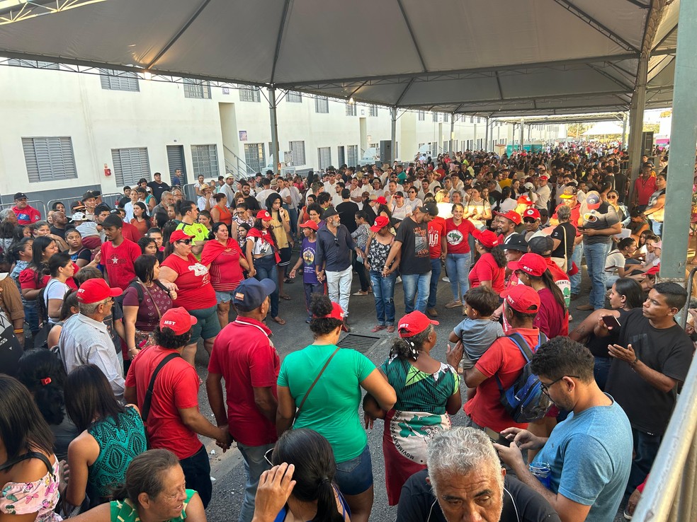 Manifestantes do MST enquanto esperavam o presidente Lula em Várzea Grande