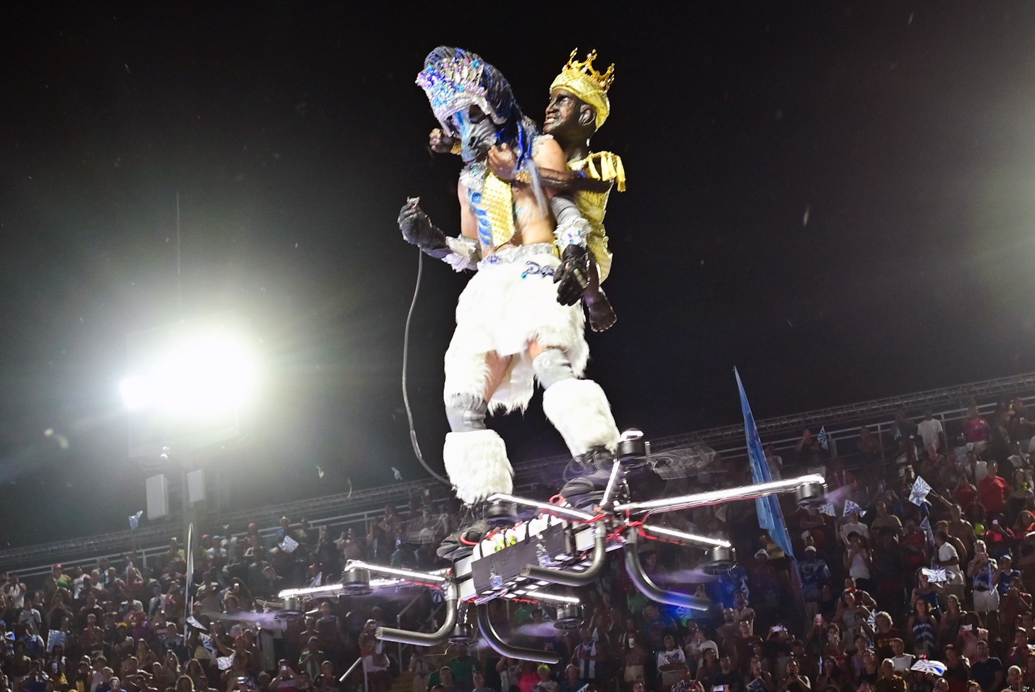 VÍDEO: homem ‘voa’ em drone gigante na comissão de frente da Portela