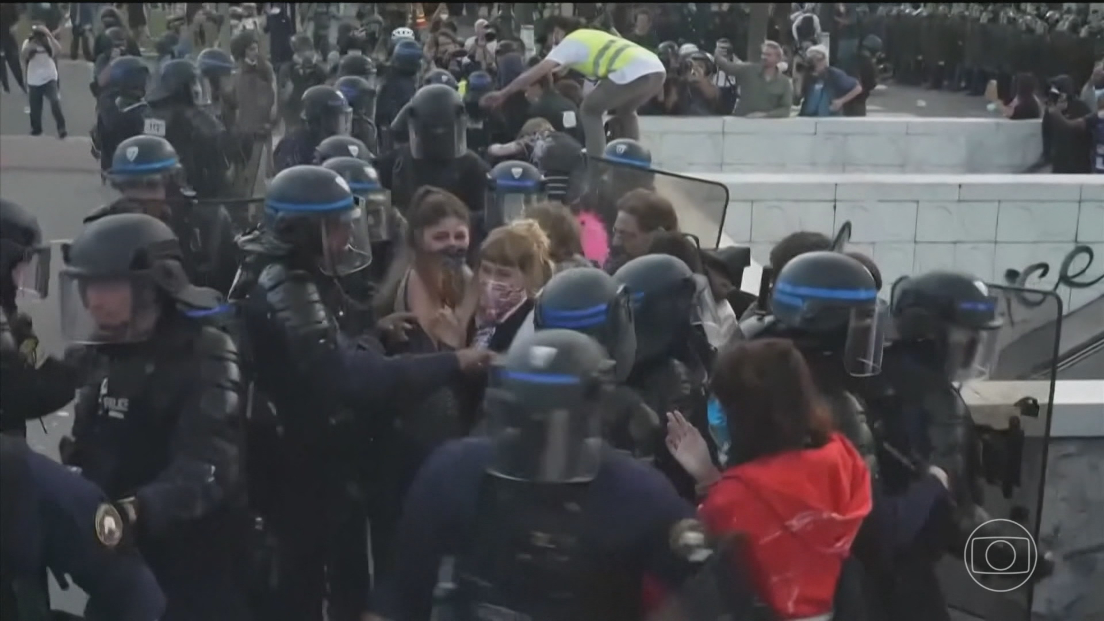 Na França, protestos estudantis se espalham por 40 cidades, com prisões e confronto com a polícia