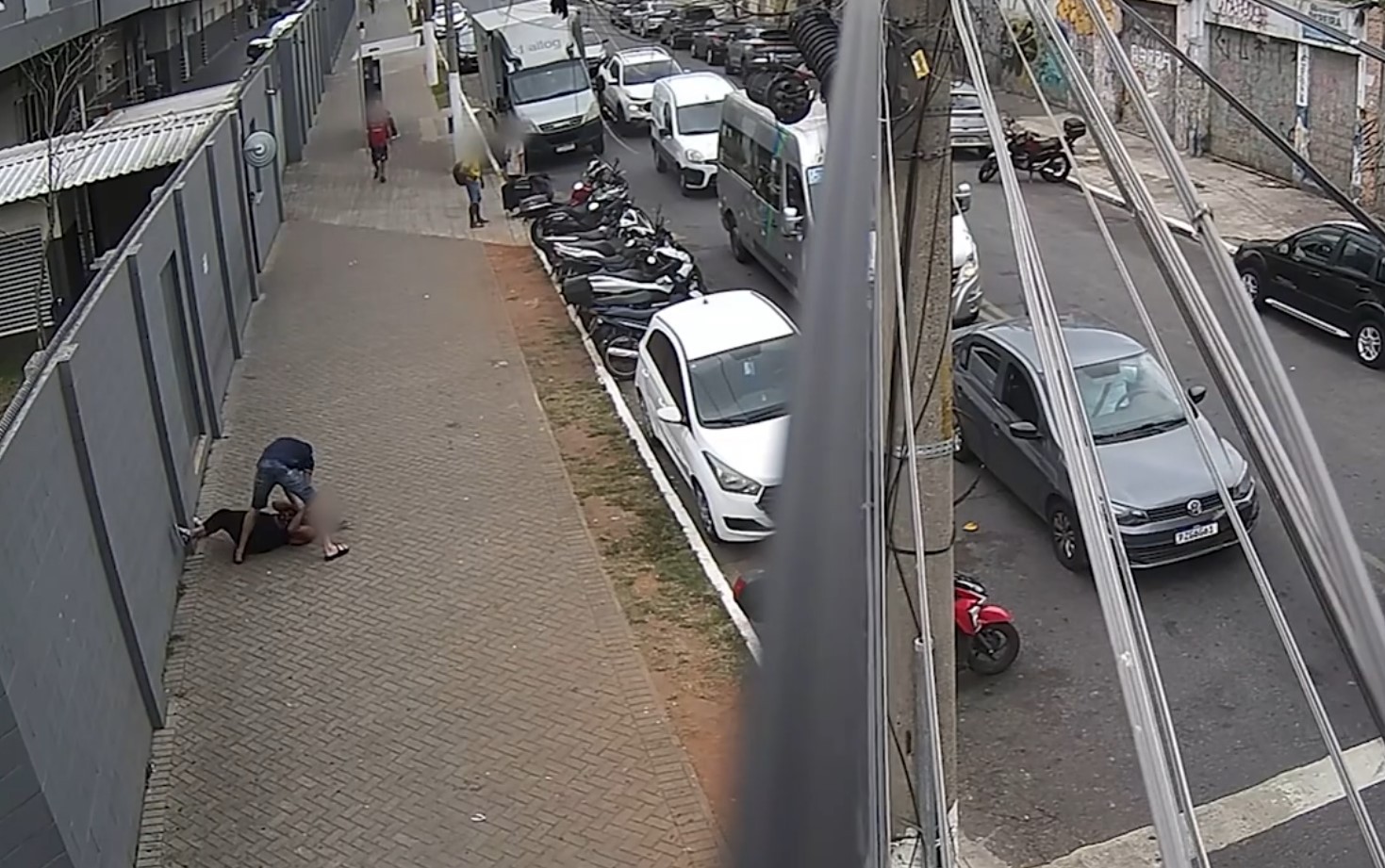 VÍDEO: homem é preso após esganar e jogar mulher no chão no Centro de SP