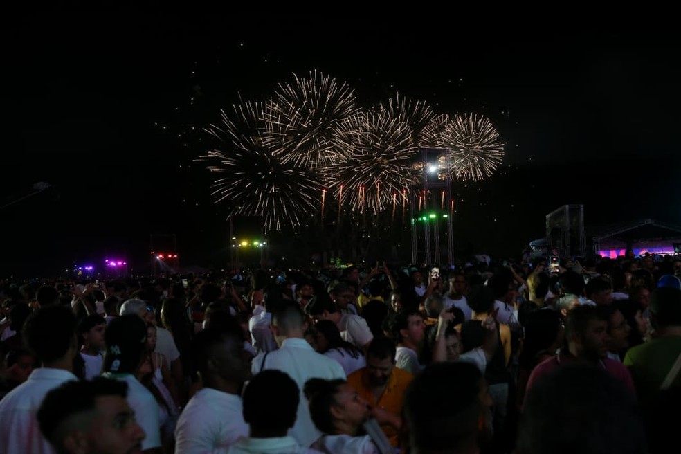 Público celebra a chegada de 2026 no Aterro da Praia de Iracema, em Fortaleza, com fogos silenciosos e shows. — Foto: Fabiane de Paula/SVM