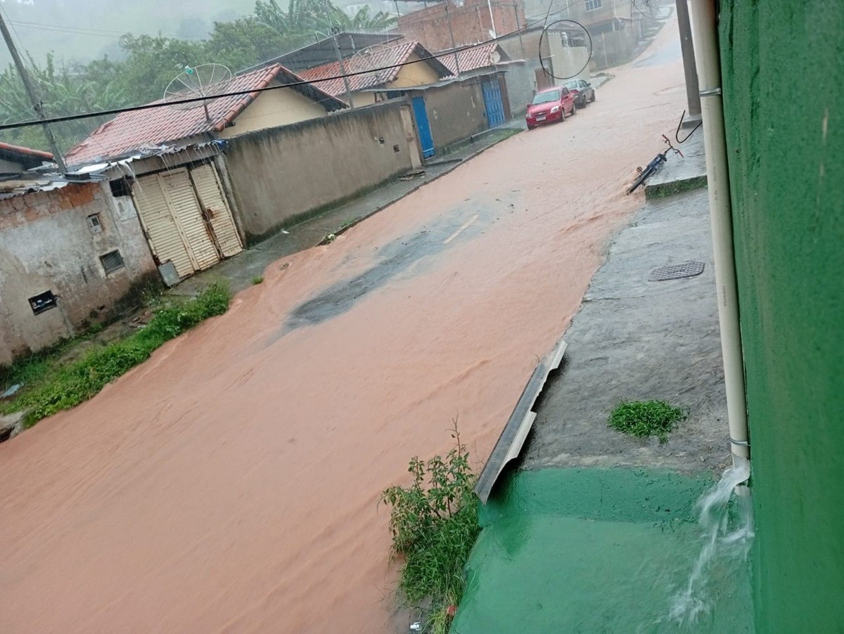 Chuva atinge Juiz de Fora e bairros têm registro de enxurrada